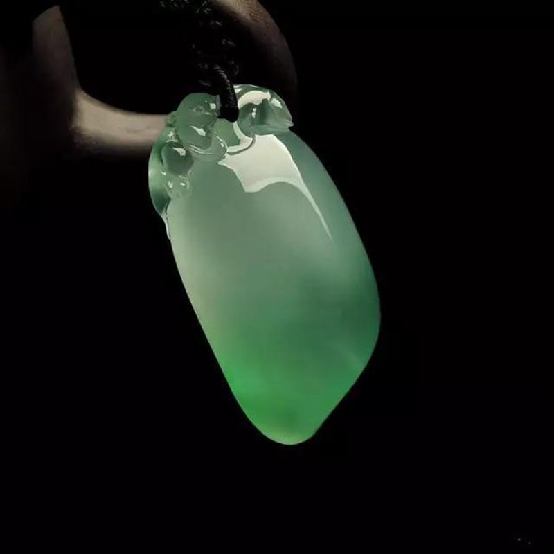 翡翠吊坠：东方艺术精华的传承