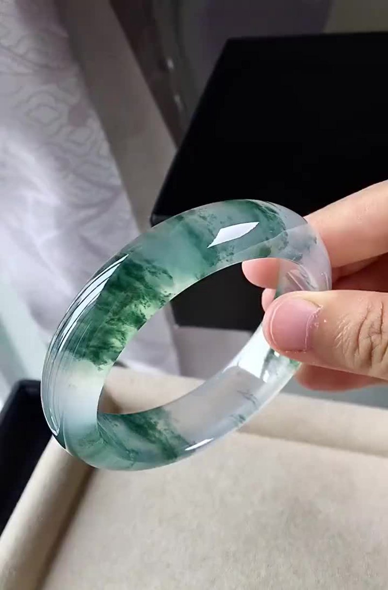 翡翠吊坠：美与价值的完美交融