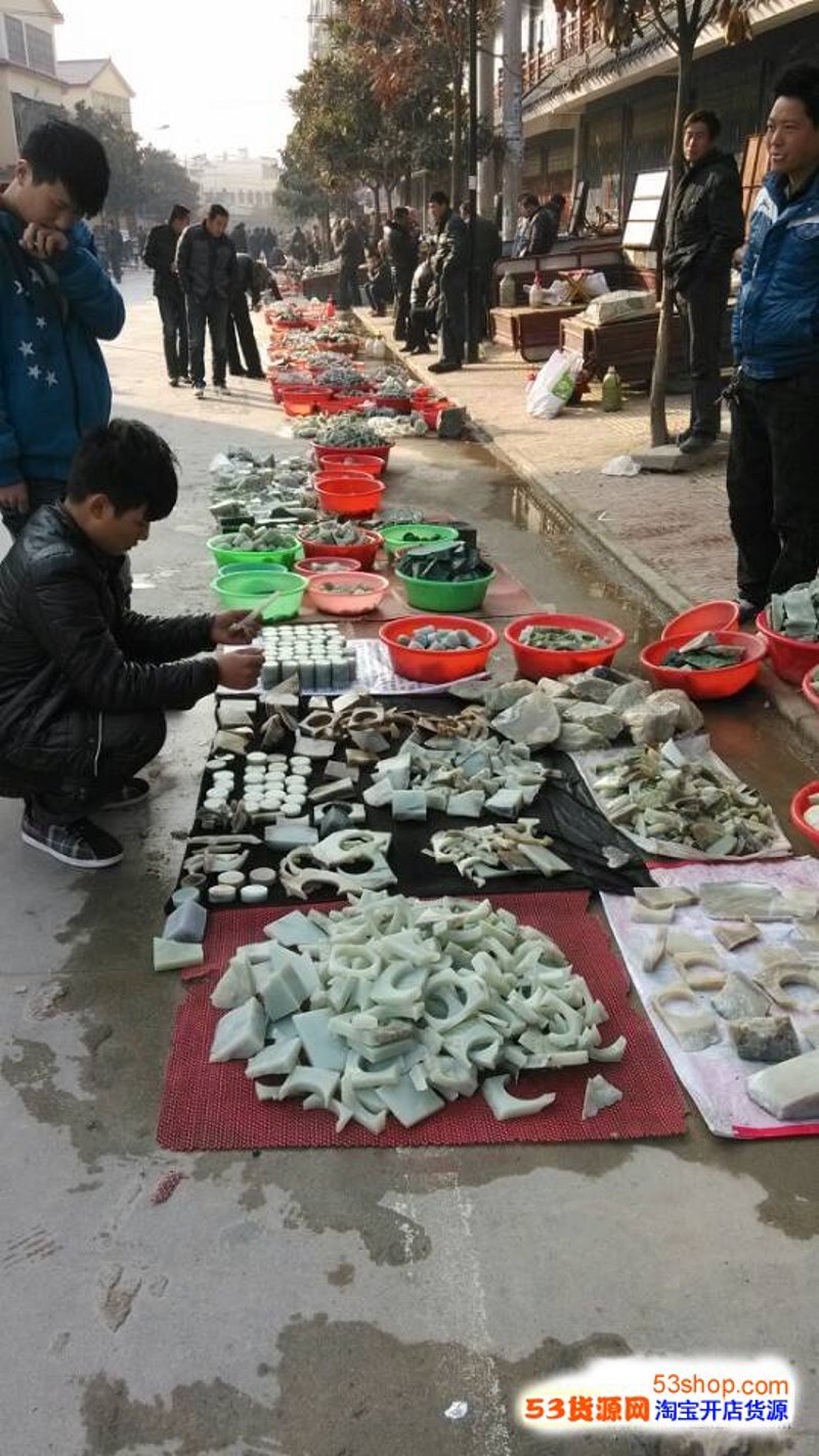翡翠手镯定制：如何选购最合适的那一款